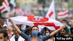 Detalj sa protesta u Minsku (Bjelousija) zbog zvaničnih rezultata predsjedničkih izbora prema kojima je Lukašenko osvojio više od 80 odsto glasova.
Vlasti Bjelorusije su nastojale da uguše proteste hapšenjima i represijom (27. septembar)