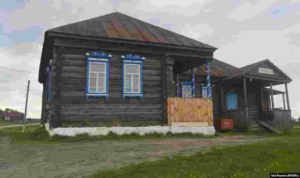 В  деревне все еще есть клуб  и библиотека.  Школу закрыли в 2010 году.  