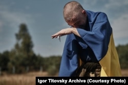 Ihor Titovski u suzama poslije povratka u Ukrajinu, nakon više od dvije godine provedene u ruskom zarobljeništvu.