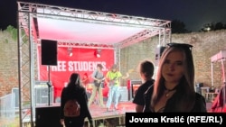 Studentkinja Filozofskog fakulteta u Novom Sadu, Teodora prati nastup benda Cvat, 10. jul 2025.