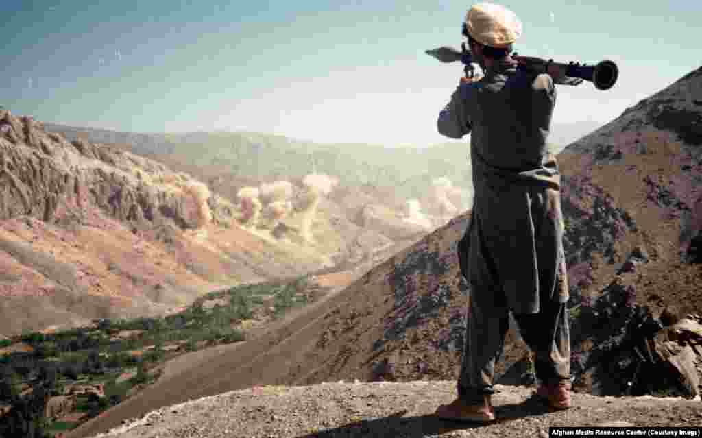 Borac promatra sovjetsko bombardovanje jedne afganistanske doline. Godinu dana nakon krvavog komunističkog državnog udara u Afganistanu 1978. godine SSSR je izvršio totalnu invaziju ove zemlje.