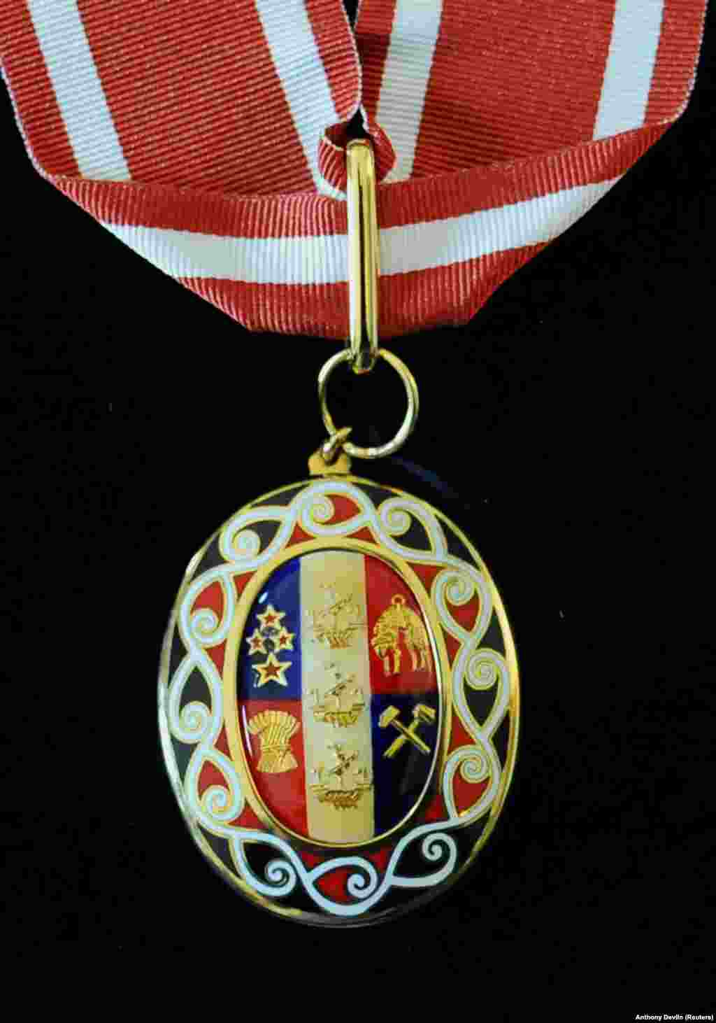 Орден Нової Зеландії.   Орден має постійних членів, число яких обмежено 20 особами, що живуть. Після смерті власника відзнаку потрібно повернути, потім вона передається особі, якій вручають орден