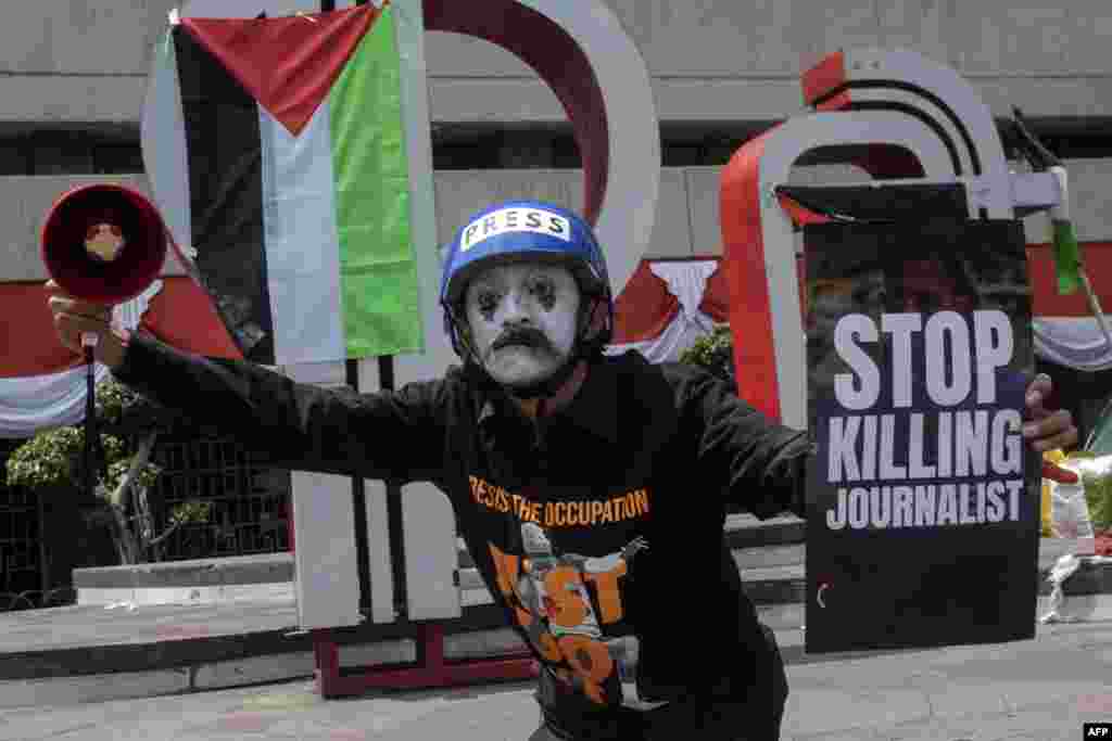 Propalestinski aktivista drži transparent sa slikom novinara Al Jazeere Anasa al-Sharifa, koji je ubijen u izraelskom napadu u Gazi, tokom protesta u Bandungu, Zapadna Java, 24. avgusta 2025. Tokom izraelskih operacija poginuli su i mnogi novinari, a novinarske organizacije takođe su te koje traže da se nasilje u Gazi zaistavi.