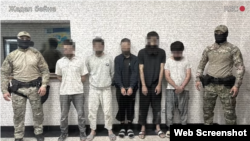 Сотрудники КНБ с арестованными иностранными гражданами. Источник: YouTube-канал КНБ Казахстана