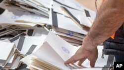 Fletvotime në një qendër votimi në Tiranë, shqipëri, gjatë zgjedhjeve parlamentare të vitit 2021.