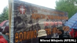 Među brojnim partizanskim obilježjima, našao i transparent na kojem je pisalo: "Jedinstvo srBskih četnika i partizana. Svi smo mi Srbi“, Banjaluka, 9. maj