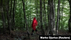 Migrant iz Bangladeša u šumi u blizini bh. grada Velika Kladuša, na granici sa Hrvatskom, oktobar 2020. godine