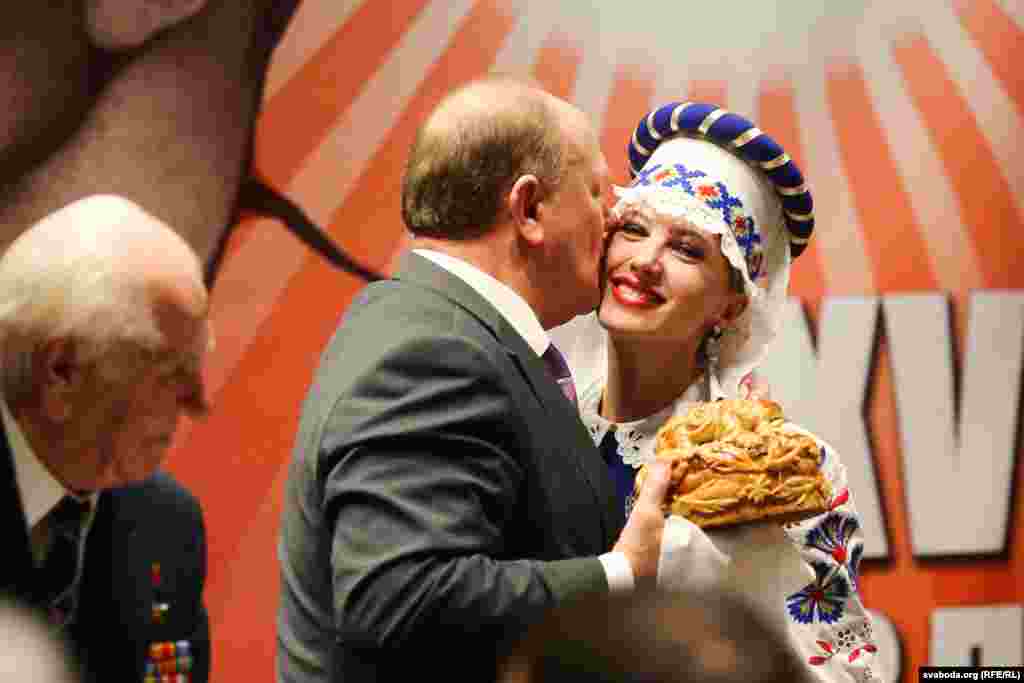 Традиционный хлеб-соль Геннадию Зюганову