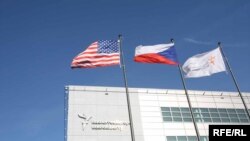 Zastave SAD, Češke Republike i RSE ispred sjedišta radija u Pragu