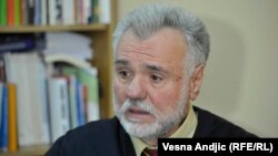 "Kada bi se vladajuća politička elita u Srbiji suočila sa tvrdim sankcijama EU i SAD koje bi proizvele veliku ekonomsko-socijalnu krizu u Srbiji sličnu onoj iz devedesetih godina, verujem da bi Vučić kao realan političar krenuo da usaglašava svoju politiku sa EU", kaže Jovan Komšić.