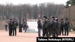 Demonstranti bliski ruskim vlastima pokušavaju da spriječe protest u Sankt Peterburgu protiv zlostavljanja homoseksualaca u Čečeniji