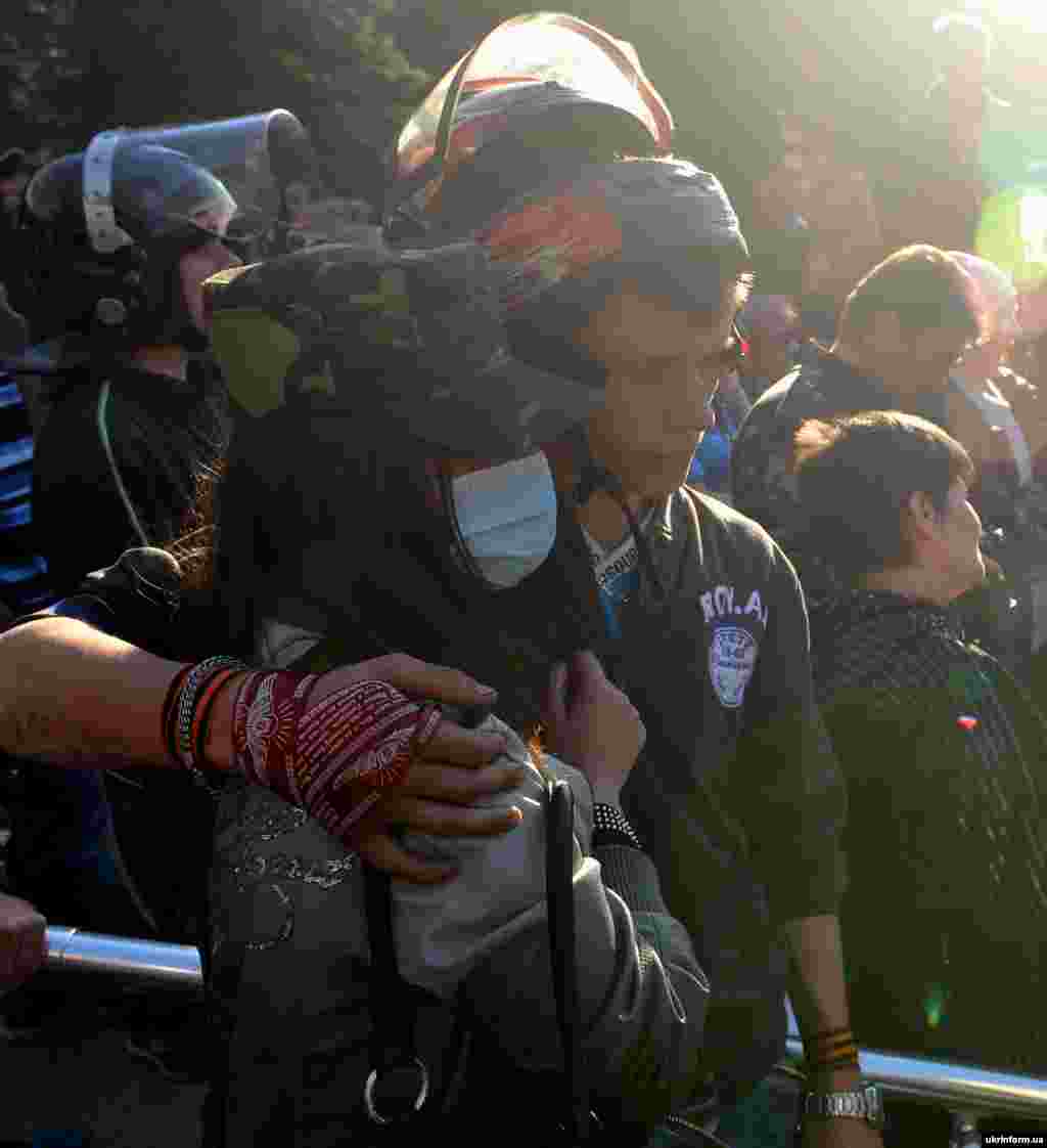 Мітинг проросійських активістів під стінами будівлі Головного управління МВС у Луганській області розігнали автоматники та один із командирів так званого штабу «Армії південного сходу». Озброєні люди під’їхали у той момент, коли частина натовпу вже була готова штурмом брати будівлю. Тож мітинг закінчився розчаруванням для його учасників. Луганськ, 8 травня 2014 року