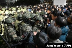 ვითარება სამხრეთ კორეის პარლამენტის წინ. 2024 წ. 4 დეკემბერი