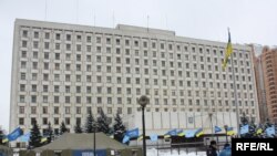 «Варта» Партії регіонів біля будівлі ЦВК, Київ, 5 лютого 2010 року