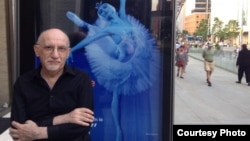 Соломон Волков у афиши Большого театра в Нью-Йорке