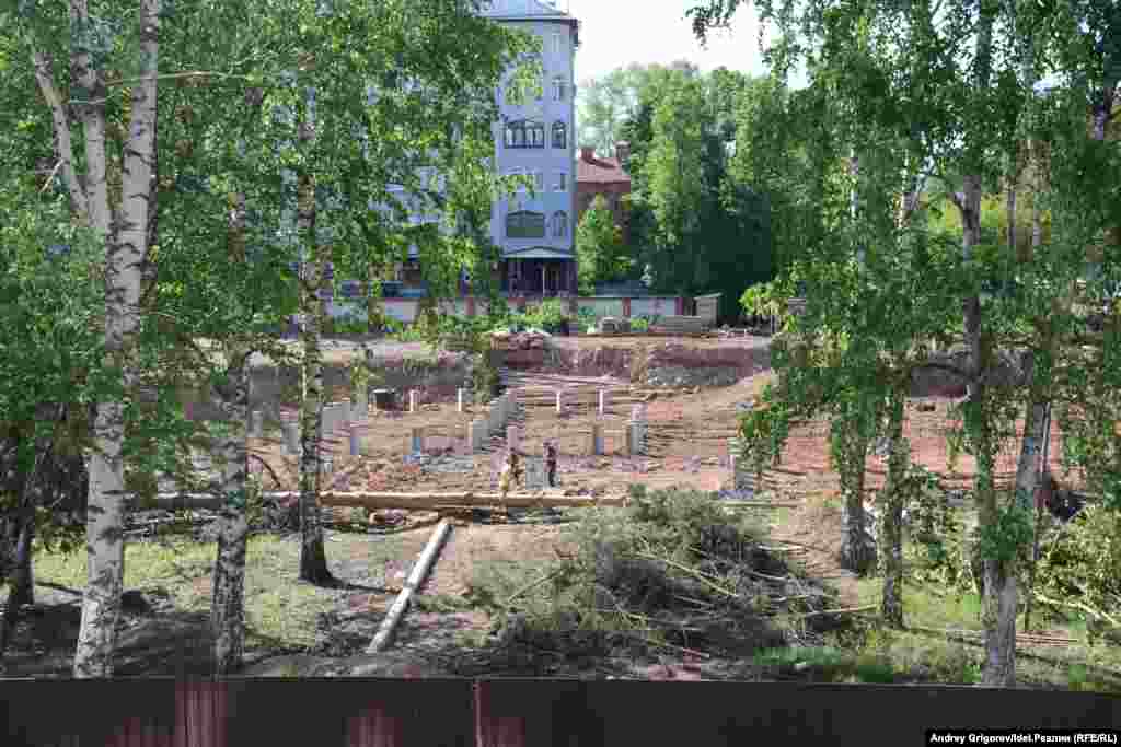 В этом месте, например, летом 2017-го вырубили целую аллею. На этом месте решили построить детский сад. Прямо по курсу, за деревьями, можно разглядеть краснокирпичную кладку. Это на тот момент еще целый корпус Арских казарм, который был снесён в ночь с 5 на 6 марта. 