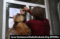 Cотрудники общественной организации информируют население о предоставляемых бесплатных услугах