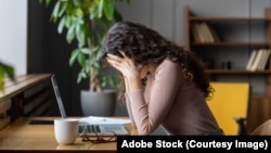 Burnoutul nu este același lucru cu stresul, care este temporar, ci este o stare cronică ce poate duce la probleme grave de sănătate, dacă nu este tratată.