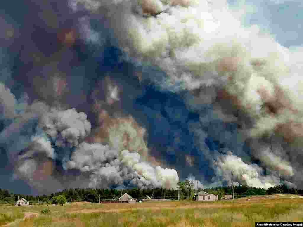 Пожежа йде на село. Вогонь наближається до дачного кооперативу «Вовче» на Луганщині, 7 липня. Найбільш вражаючі фото лісового вогню на Луганщині у фоторепортажі Донбас.Реалії 