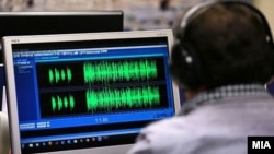 Прислушување (илустрација).