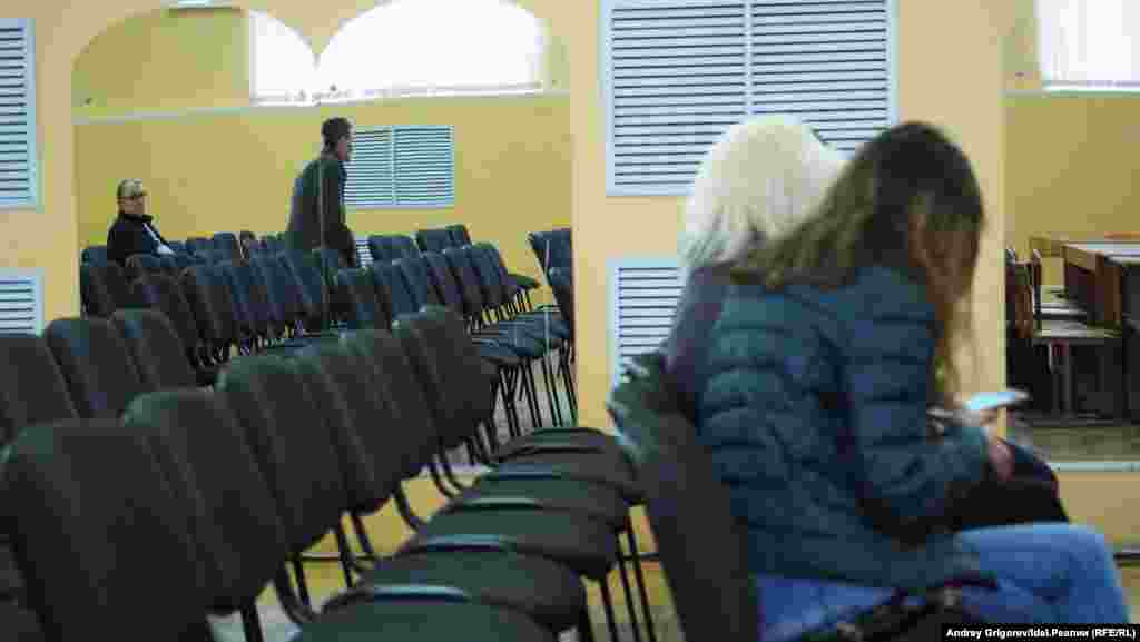 Актовый зал школы за 15 минут до начала встречи. Ничто еще не предвещает бури эмоций. Людей практически нет. 