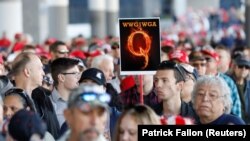 Čovek drži znak Kjuanona pred skup predsednika SAD Donalda Trampa u Las Vegasu, 21. februar 2020.