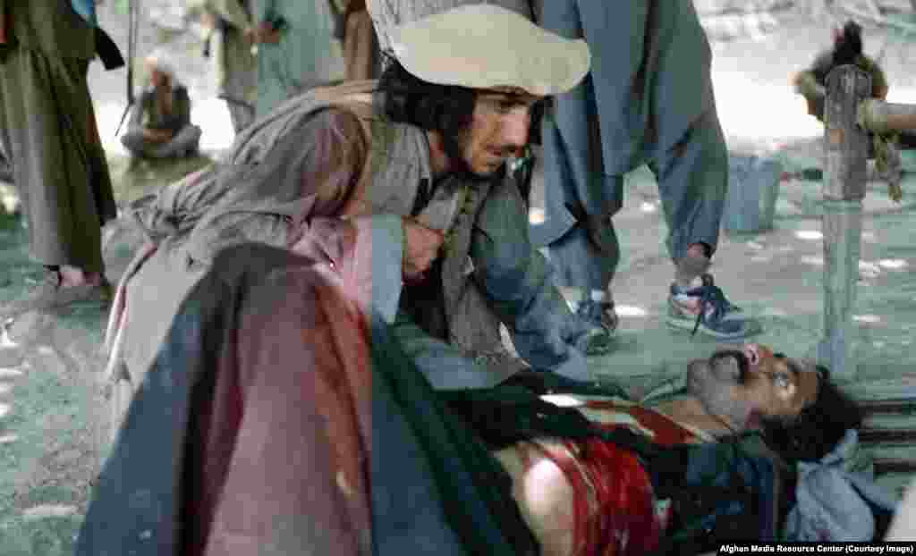 Gerilski komandir leži na samrti pošto ga je pogodio “sovjetski špijun” tokom jednog vjenčanja.