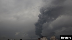 Дим здіймається з місця авіаударів Ізраїлю в Сані, Ємен, 24 серпня 2025 року