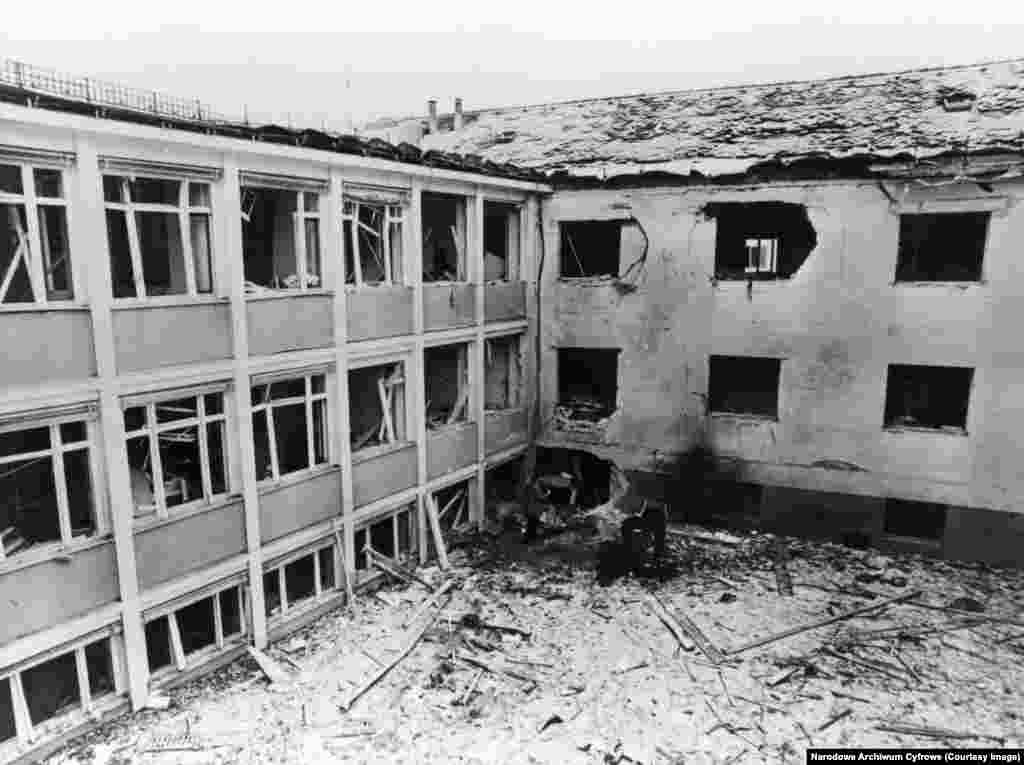 ბომბის აფეთქება რადიო თავისუფლების ოფისში, მიუნხენი, 1981 წლის თებერვალი.რადიო თავისუფლების ეფექტურობაზე მის თანამშრომლებსა და ობიექტებზე მრავალჯერადი თავდასხმები მეტყველებს. 1981 წელს აფეთქებამ, რომელიც, როგორც ამბობენ, რუმინეთის კომუნისტი მმართველის, ნიკოლაე ჩაუშესკუს მიერ იყო დაფინანსებული და ილიჩ რამირეს სანჩესის, „ტურა კარლოსის“ სახელით ცნობილი ვენესუელელი მარქსისტი მებრძოლის მიერ იყო ორგანიზებული, რადიო თავისუფლების მიუნხენის ოფისის კუთხე დაანგრია, რის შედეგადაც რამდენიმე თანამშრომელი დაშავდა.