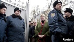 Представники ПА ОБСЄ покидають Качанівську колонію, Харків, 5 березня 2012 року