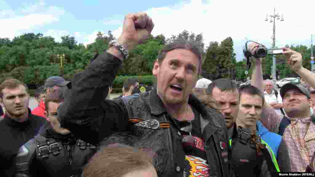 Байкеры из клуба "Ночные волки" попытались сорвать встречу жителей с муниципальными депутатами, выступающими против установки памятника князю Владимиру