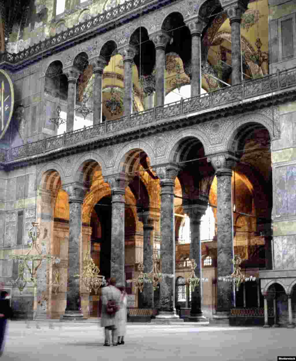 Внутри храма. Согласно недавнему опросу общественного мнения, решение превратить музей в мечеть поддерживают 73 процента турок.   