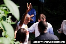 Američki glumac Bill Cosby po dolasku u svoju kuću u Elkins Park u Pensilvaniji nakon što je Vrhovni sud ove države ukinuo presudu za seksualno zlostavljanje 30. juni 2021.