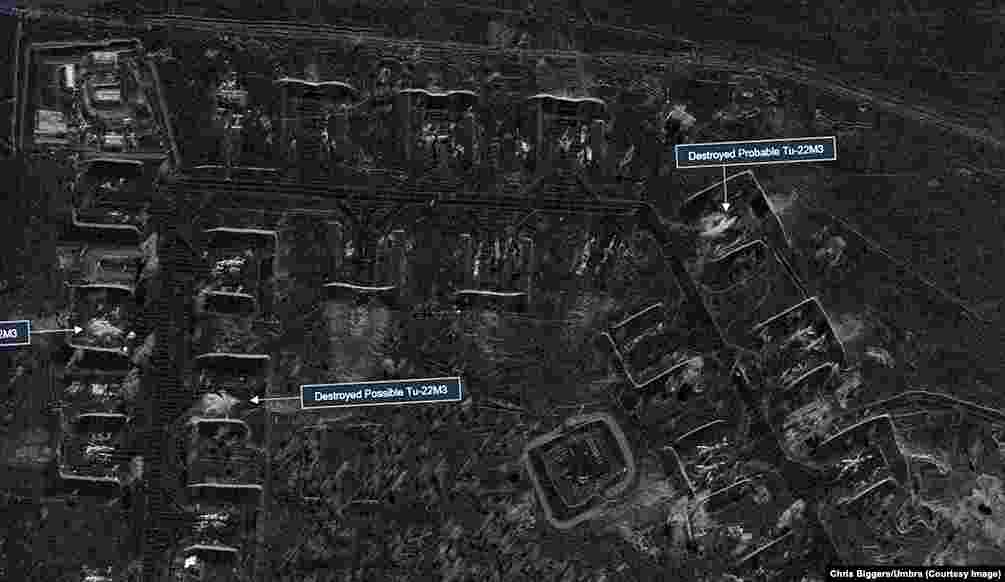 А це ще один супутниковий знімок, на якому видно російську авіабазу «Бєлая» до і після атаки українських безпілотників