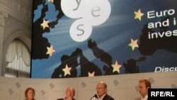 Учасники круглого столу «Євро 2012» та інвестиції в інфраструктуру», на саміті YES-2008, Ялта 12 липня 2008 р.