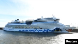 Nemački kruzer "Aida Mar" pristaje u hamburšku luku, preventivno zbog korona virusa. 14. mart 2020.