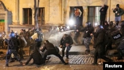 28-29 ნოემბრის ღამე, პოლიცია აქციის მონაწილეებს აკავებს