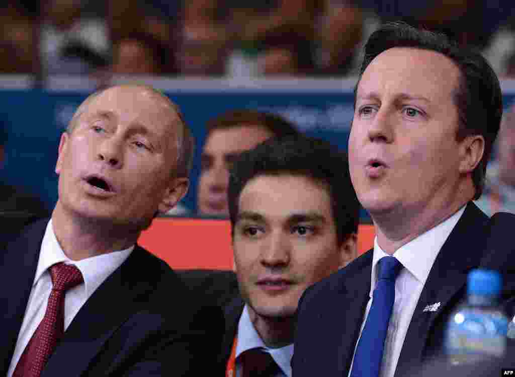 Velika Britanija - Ruski predsjednik Vladimir Putin sa britanskim premijerom Davidom Cameronom posmatraju judo natjecanje na Olimpijskim igrama, London, 2. august 2012. Foto: AFP / Franck Fife 