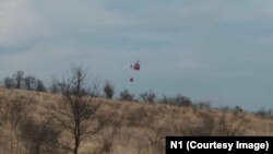 Gašenje požara iz helikoptera u okolini Prokuplja na jugu Srbije, 8. jul 2025.