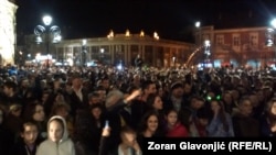 Mnogi su na centralnom gradskom trgu duvali u pištaljke i lupali u šerpe.