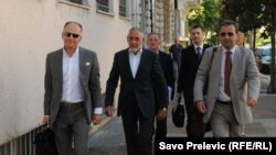 Grupa optuženih i advokata u slučaju Zavala ispred Višeg suda u Podgorici, juni 2011.