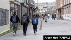 Mladi u šetnji Vučitrnom.