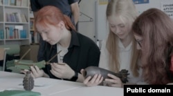 Одна из героинь фильма во время урока в школе, на котором рассказывается об опасности мин