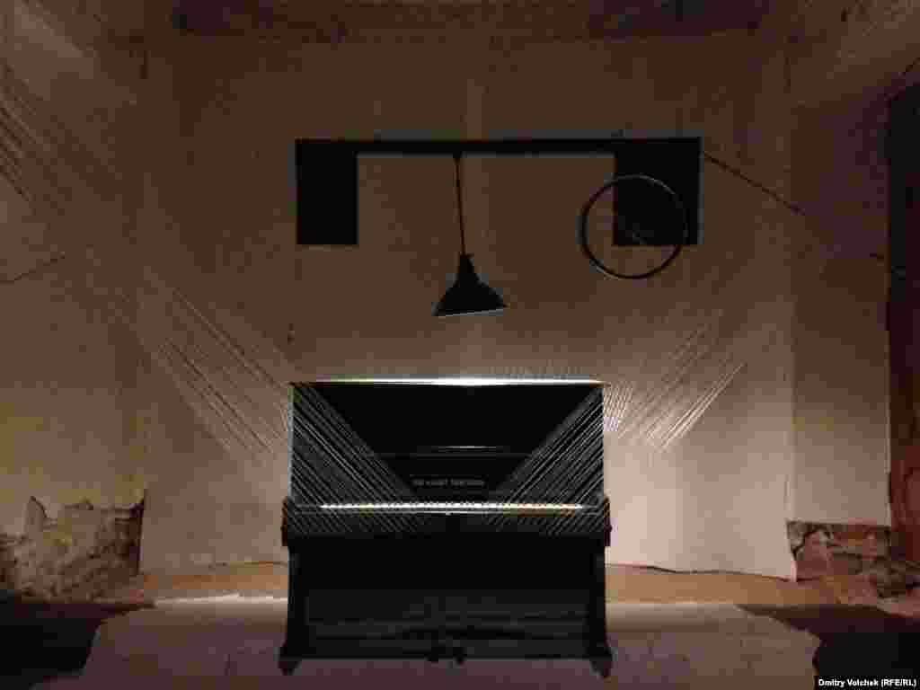 "Искусство фуги" Владимира Смоляра. Фортепиано, лампа, стальной такелаж