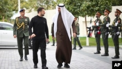 Predsjednik Ujedinjenih Arapskih Emirata šeik Mohammed bin Zayed Al Nahyan (u sredini desno) sa ukrajinskim predsjednikom Volodimirom Zelenskim u Abu Dabiju 17. februara.