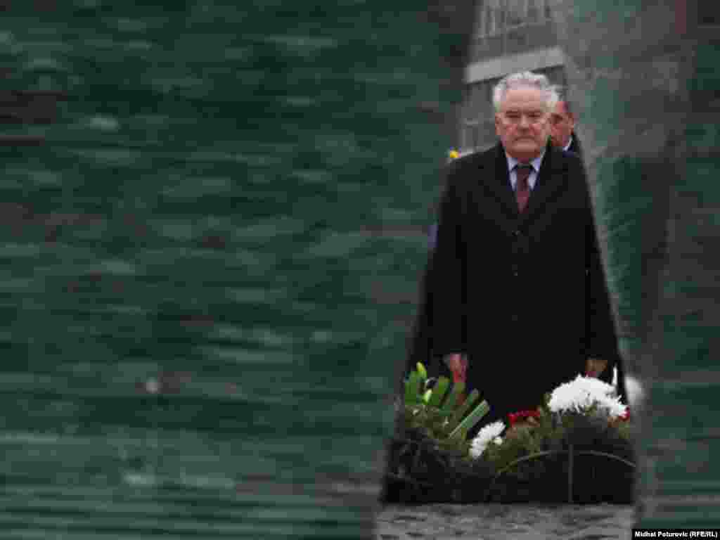 Alija Behmen gradonačelnik Sarajeva položio je cvijeće na Spomen-obilježje ubijenoj djeci opkoljenog Sarajeva 1992-1995., 01.03.2011. Foto: Midhat Poturović