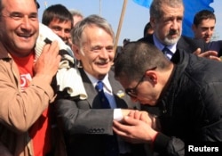 Крымские татары встречают Мустафу Джемилева, 3 мая 2014 года