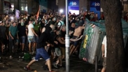 Grupa demonstranata gura kontejner ka kordonu policije tokom nasilnih demonstrancija nakon protesta studenata u Beogradu, 28. jun 2025.