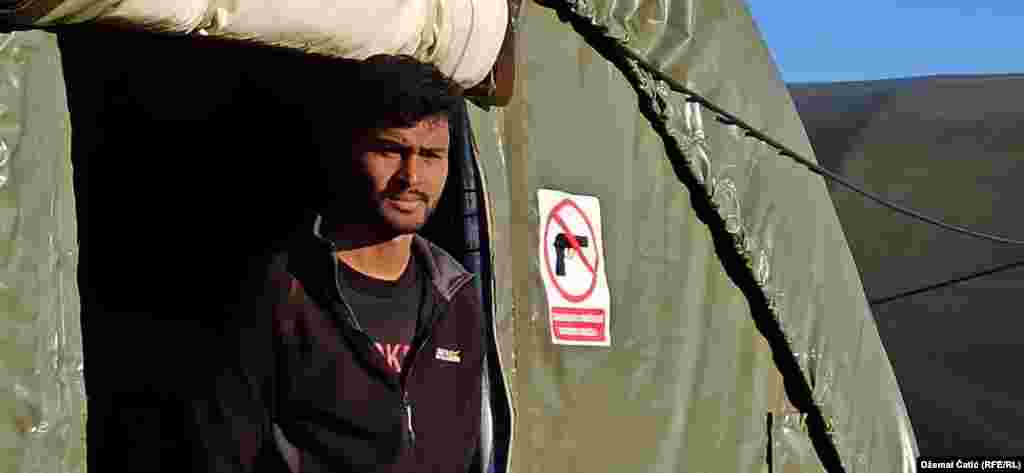 Uprkos pritiscima EU i međunarodne zajednice da se dozvoli povratak migranata u kamp Bira, vlasti Unsko-sanskog kantona, jednog od deset kantona u Federaciji BiH, to nisu dozvolile. (Foto: Kamp "Lipa" 18 februara 2021.)