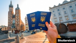 Биометрический загранпаспорт гражданина Украины. Иллюстративное фото